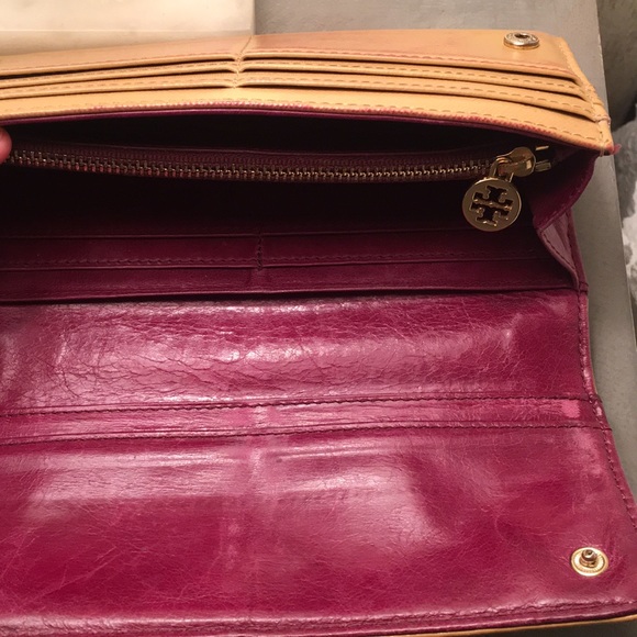 Tory Burch Robinson Wallet - Picture 3 of 5